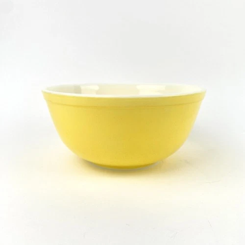 Vintage PYREX Town & Country #403 2 1/2 QT Light Yellow Mixing Bowl USA