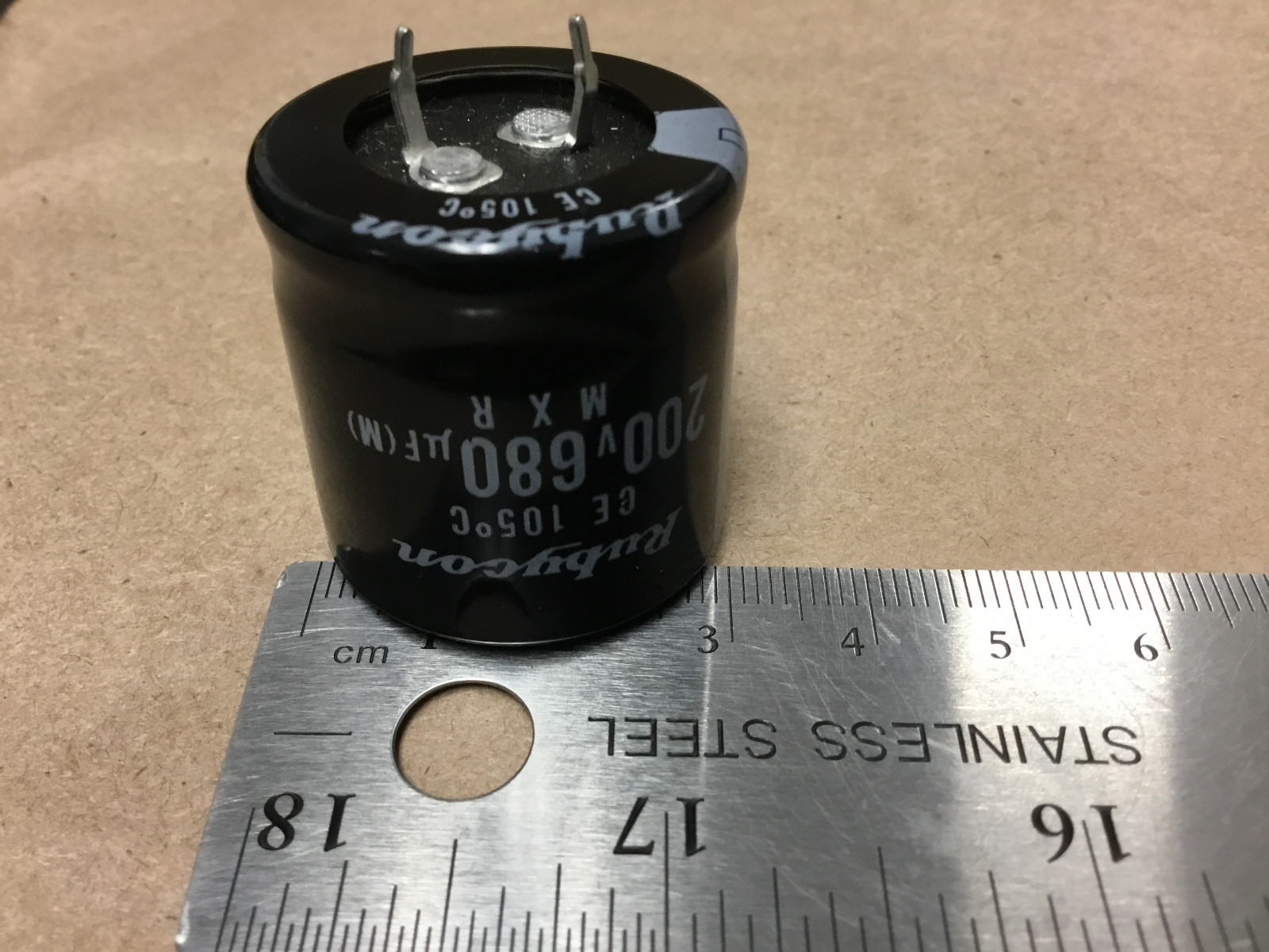 2 Condensatori Rubycon 680uF 200V 105&deg;C 30x30mm &ndash; SNAP-IN &ndash; Nuovi