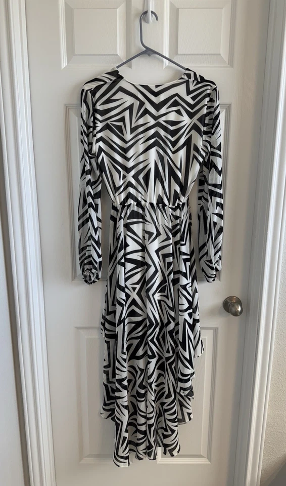 Nuevo con etiquetas Vestido Colección Kardashian Talla Pequeña Blanco y Negro Manga Larga Cuello en V Foto 3 de 4