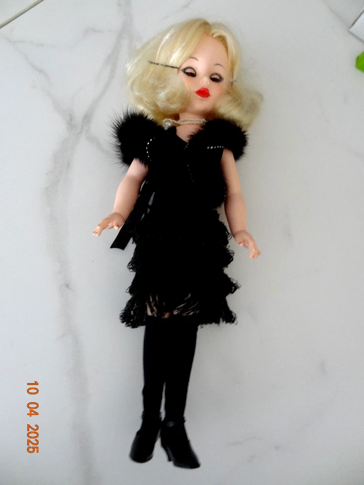 Ravissante poupée mannequin Véronique EFFE en tenue charleston - Photo 3/4