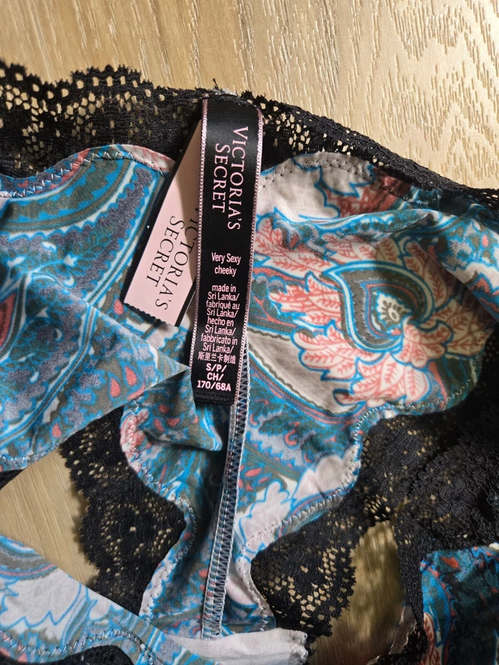 Nuevo con etiquetas Bragas Victoria's Secret Muy Sexy Estampadas Suave Satén Encaje Cheeky Lazo S Foto 3 de 3