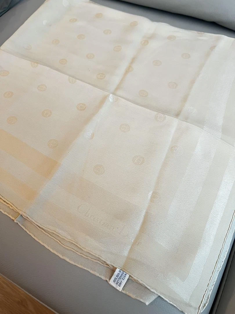 Foulard Christian Dior en soie couleur crème 90x90 cm élégant design logo Dior