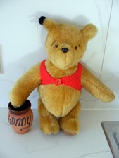 Petit ours anglais en très bon état comme neuf papilon dans l'oreille.