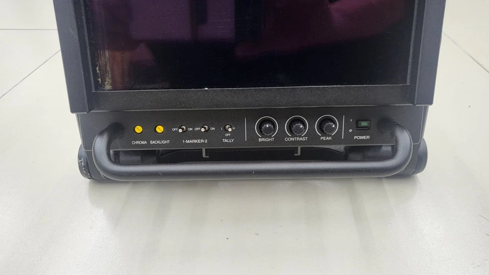 Visor de estudio Hitachi L9-HD 9" con adaptador de montaje de cámara VF AT-950 Hitachi Foto 2 de 4