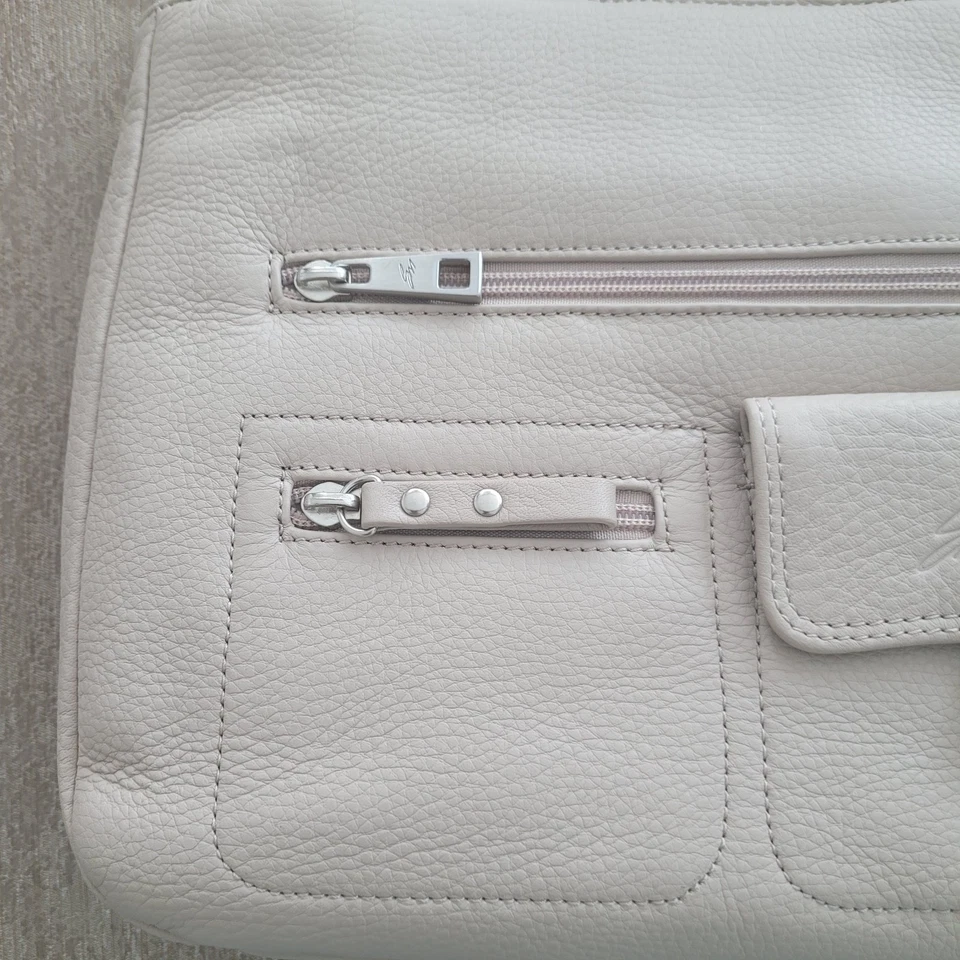 Nueva Cartera de Cuero Stone Mountain Beige Claro Utilidad III Bolsillos Precio de venta sugerido por el fabricante 130 USD Foto 3 de 4