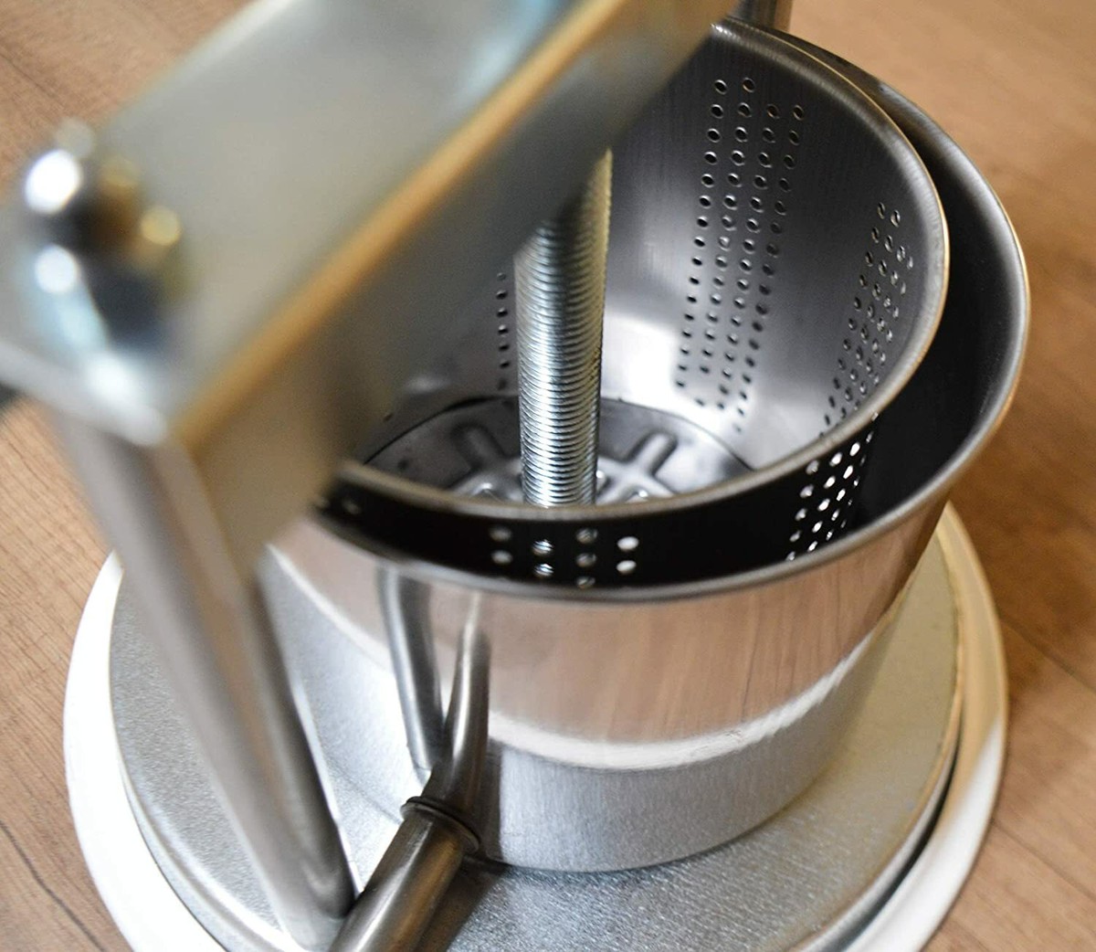 Torchio Per Melanzane E Uva In Acciaio Inox - 5 Litri, Con Manovella, Filtro E Beccuccio, Facile Da Usare