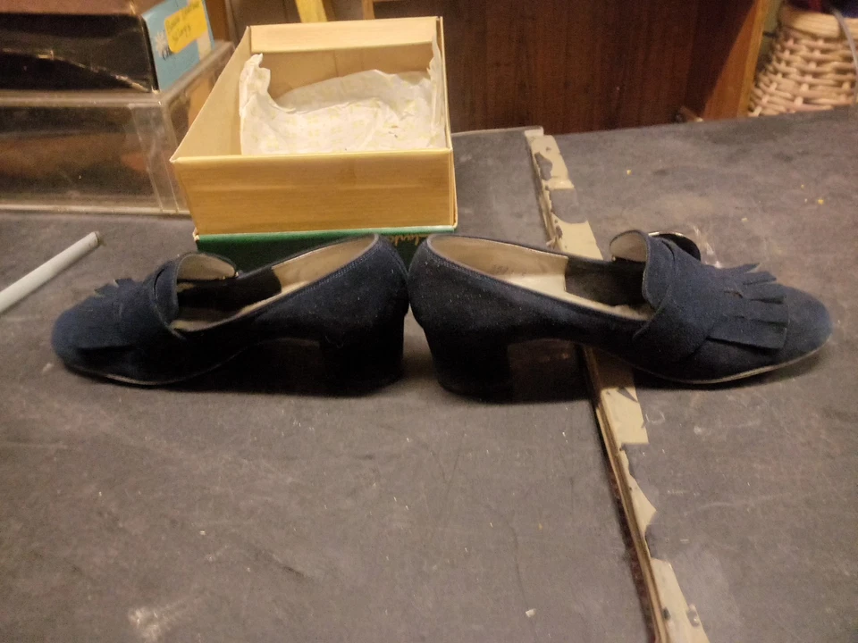 Vintage Saks Fifth Ave Women's Seude palace Shoeshies Mod 1960's - Image 3 of 4