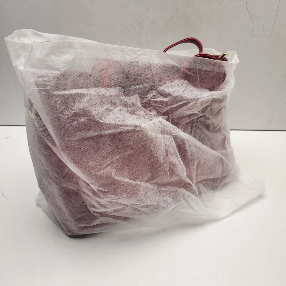 Bolso Brazo Doble Asa Color Rojo Detalle Dorado Cuero con Cremallera Foto 4 de 4