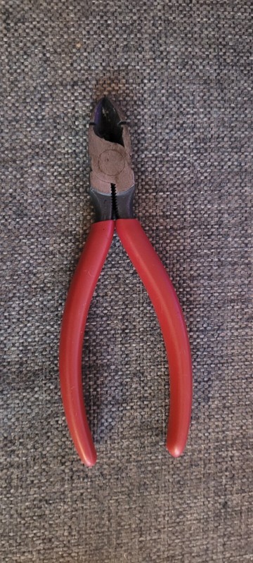 crescent red handles cuters
