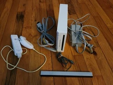 Nintendo Wii RVL-001 Home Console - White w/Cord and Controller
