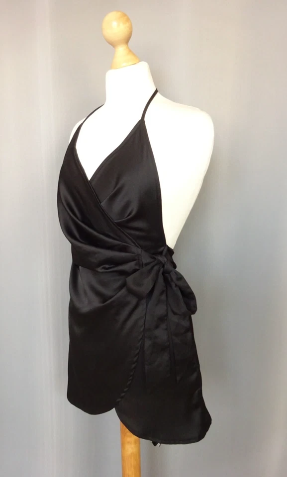 Robe cache coeur satin noir dos nu PRETTYLITTELTHING Taille S FR36 US2 UK6 EU34 - Photo 2/4