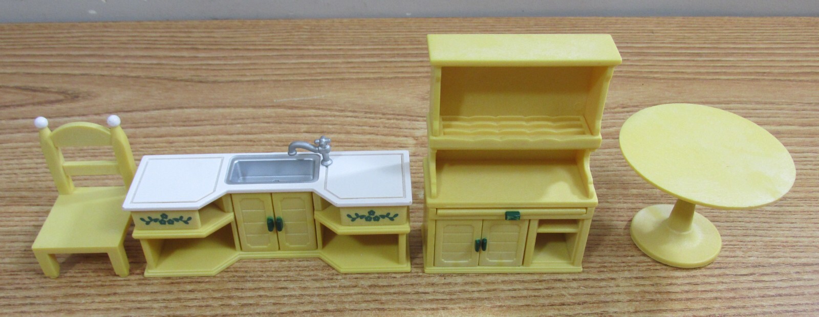 EPOCH CALICO CRITTERS FURNITURE 4 PIECE SET KITCHEN