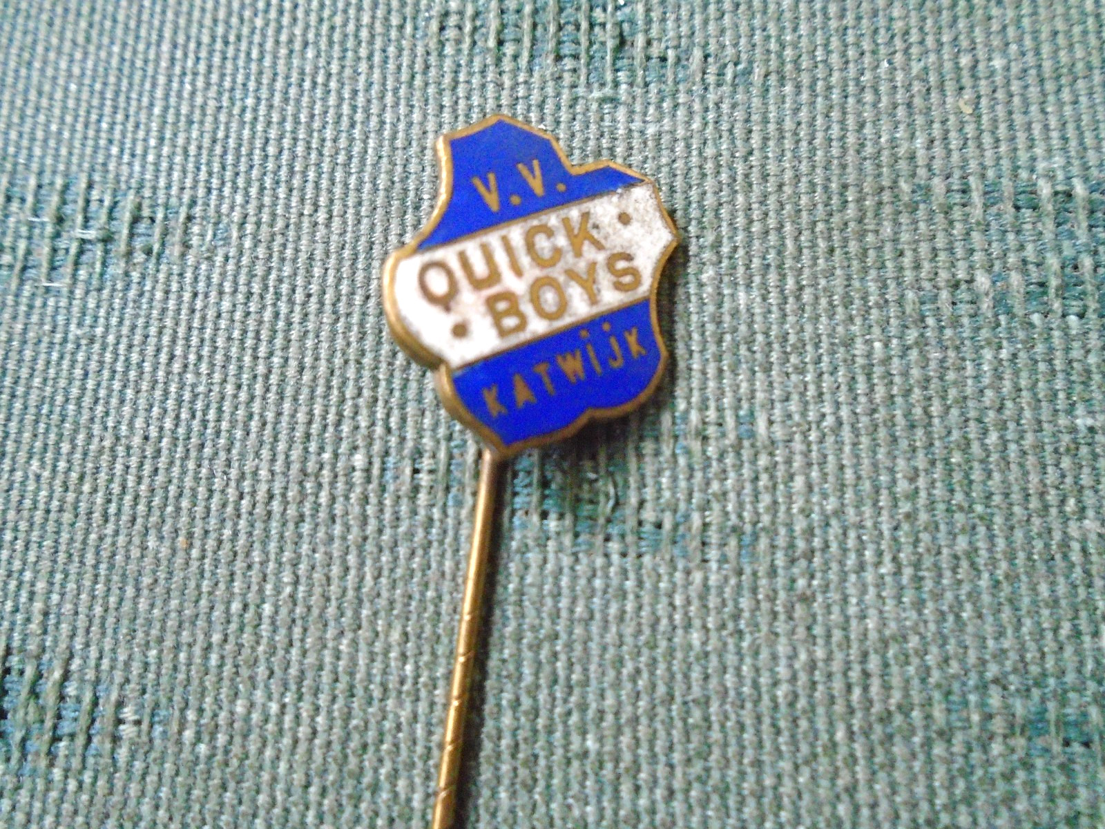 VINTAGE KVV KATWIJK QUICK BOYS FOOTBALL CLUB - ENAMEL STICK PIN BADGE