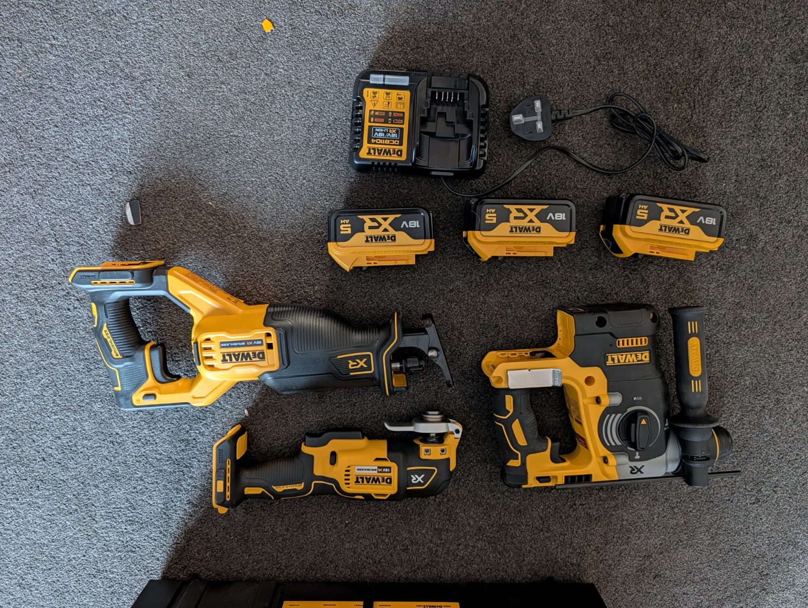 DEWALT XR 18V 브러시리스 9종 공구 세트, 5.0Ah 배터리 6개, 충전기 포함, 2026년 8월 17일 출시 2