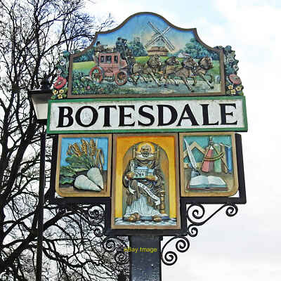 Foto 6x4 Botesdale Dorfschild Die Kutsche und Pferde oben zu sehen c2021