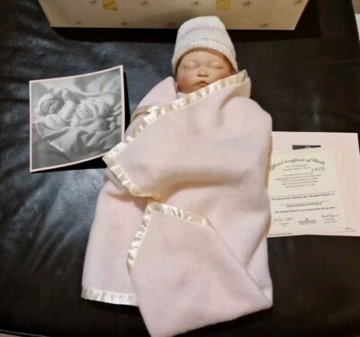 The Ashton Drake Galleries Puppe Newborn Girl Baby verpackt von Yolanda Bello