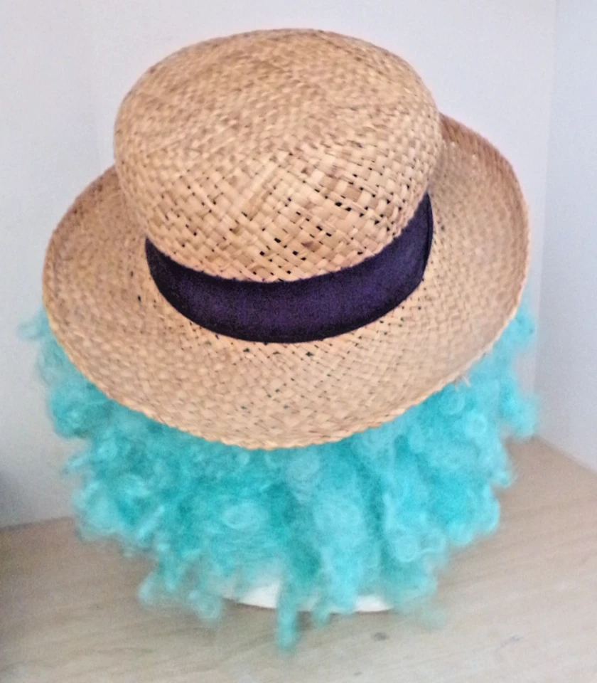 Sombrero de Paja con Margarita y una Peluca Azul Rizada Adulto Disfraz de Halloween por Lu De's Foto 3 de 4