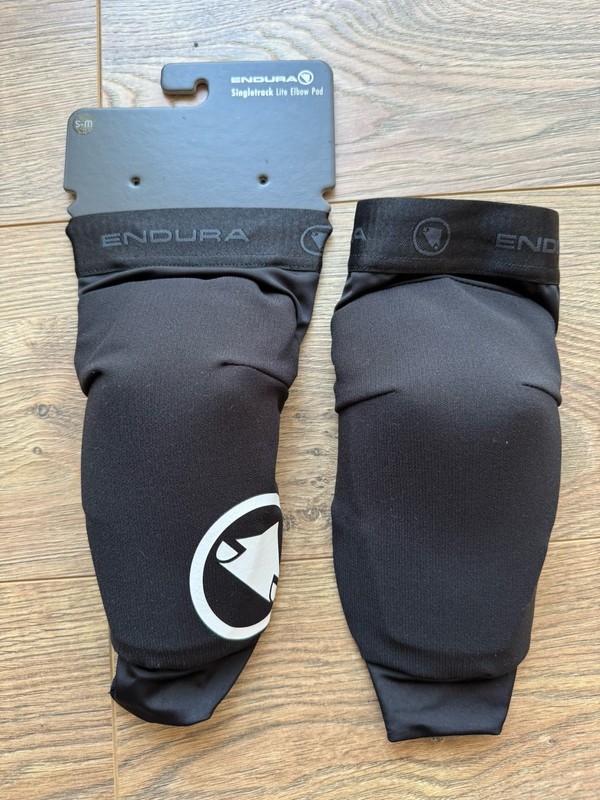 Endura Singletrack Lite Elbow Pads S-M Black Pair Adjustable Flexible Cycling