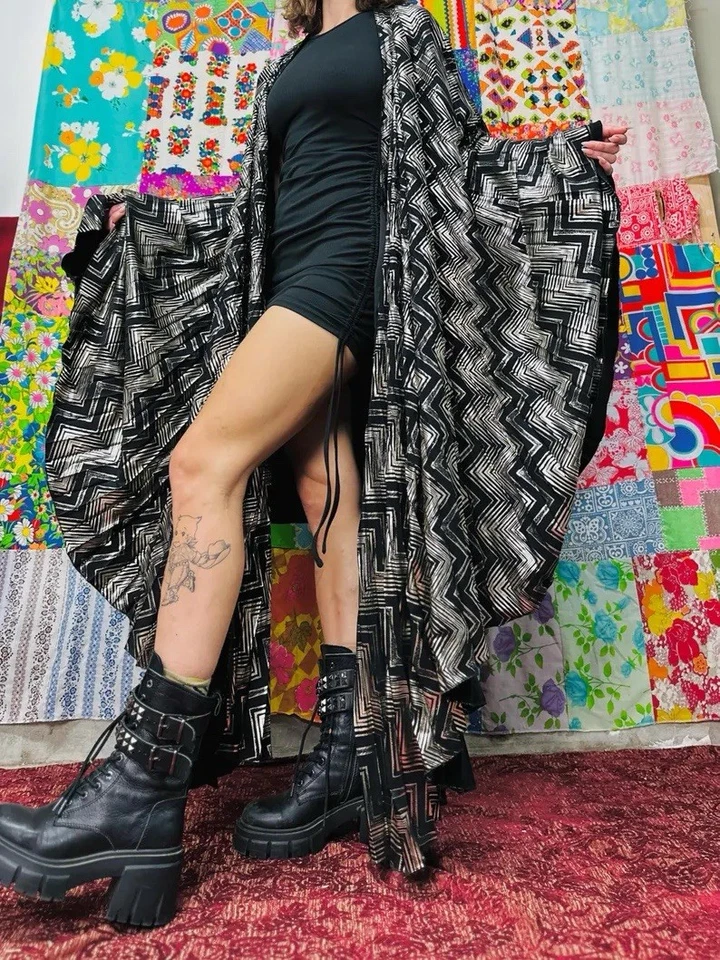 Capa Metálica Reciclada Patrón Chevron Hecho a Mano Plateado Negro Festival del Mago Foto 3 de 4