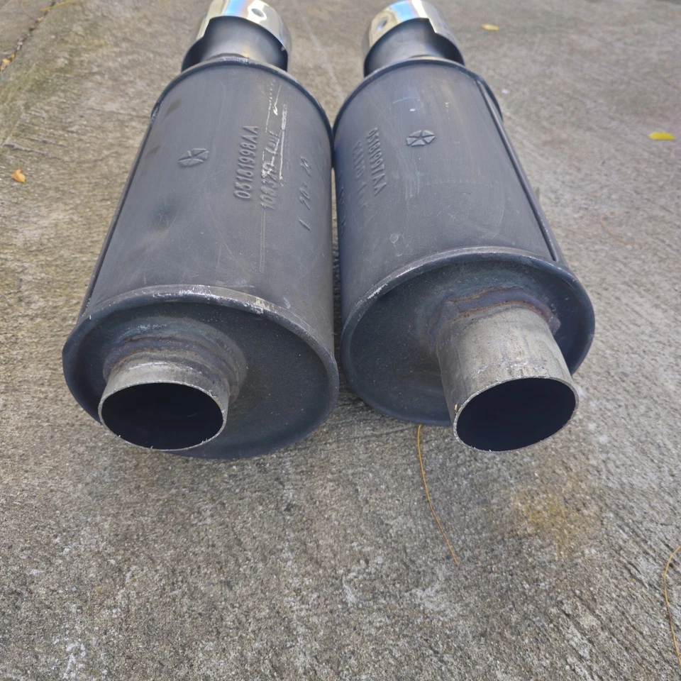 Silenciadores de escape traseros Dodge Charger 2015-2020 OEM con suspensión de goma Foto 4 de 4