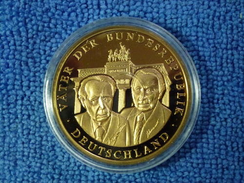 Medaille vergoldet Väter der BRD Konrad Adenauer und Theodor Heuss 60 Jahre BRD