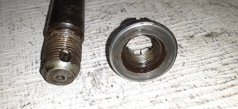 Honda CB900C 1981 eje trasero  Foto 2 de 3