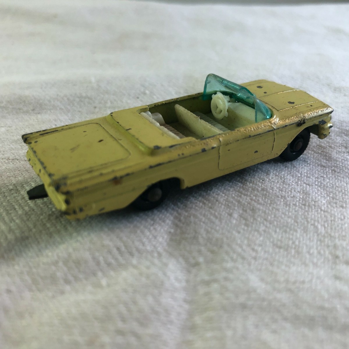 ミニカー MATCHBOX No.39 PONTIAC CONVERTIBLE VTG ORIGINAL Lesney Matchbox No. 39 YELLOW PONTIAC