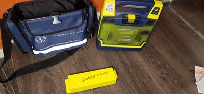 Powerheart G3 Portable AED Cardiac Science Unit Has Case And Battery