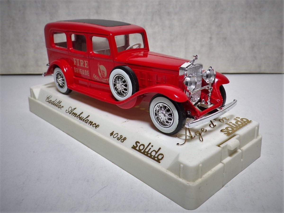 Solido Cadillac Ambulance #4038 Manhattan Fire 1:43 Scale Model