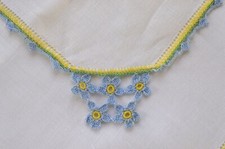 VINTAGE HANKY 1950s CROCHET EDGING WITH BABY DAISIES WHITE LINEN BLUE YELLOW