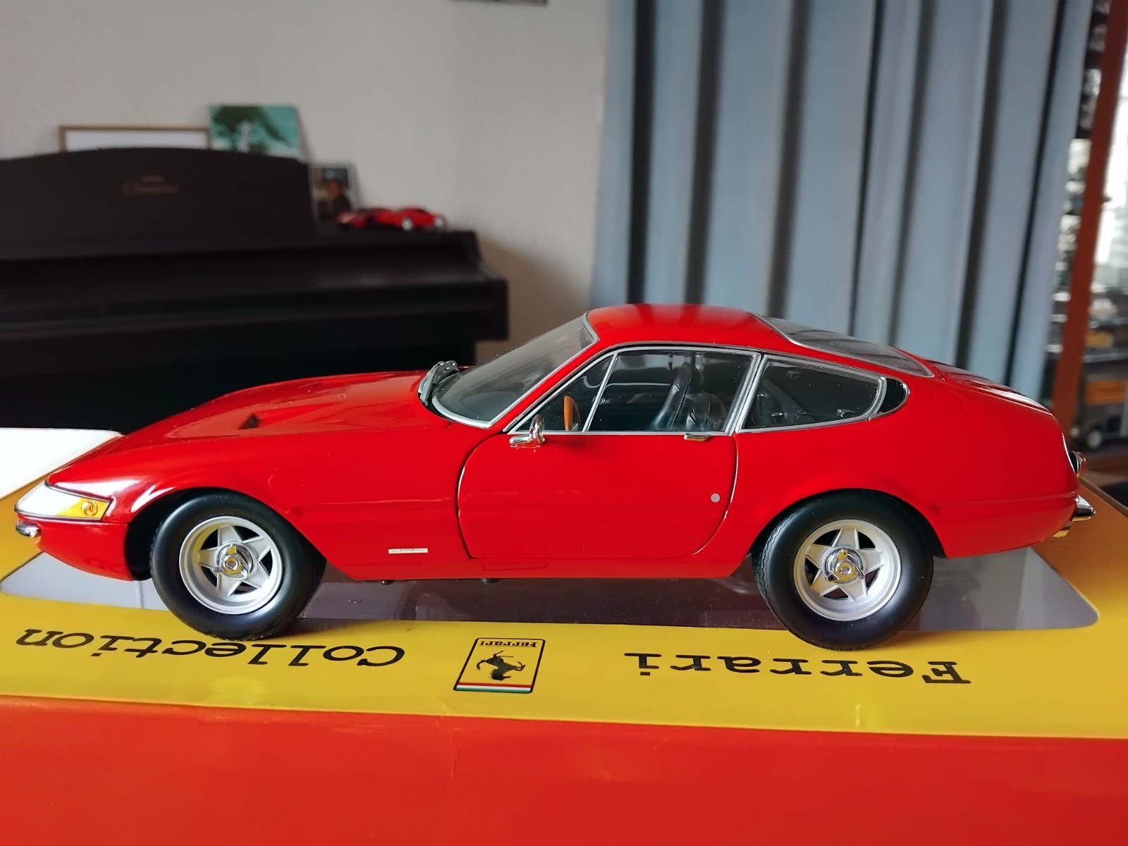 Voiture miniature Kyosho Ferrari 365 GTB4 Daytona 1/18 en métal injecté rouge
