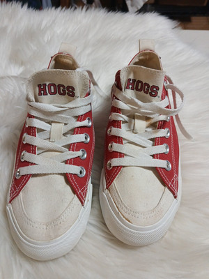 SKICKS Arkansas Razerback Go HOGS Low Top Tennis Shoes Sz 7 Woman 5 Youth Canvis