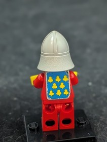 Lego Yellow Castle Knight Minifigure - Red with Vest Stickers cas088s (375/6075)