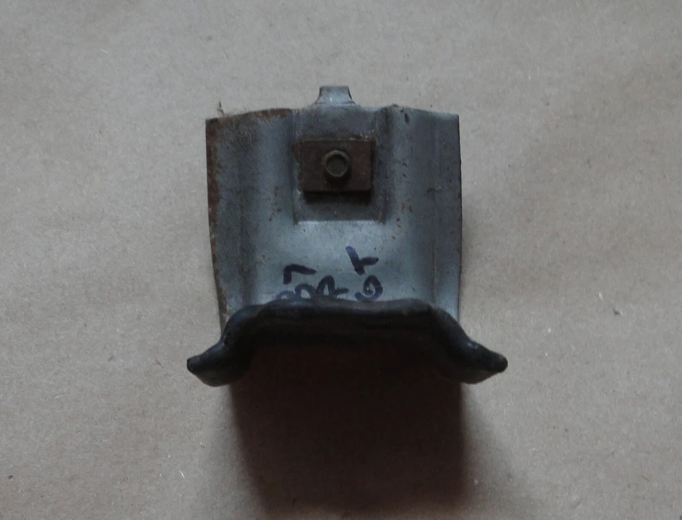 84-88 Fiero GT SE 2M4 Door Glass Window Stop 05540 - Imagem 2 de 3