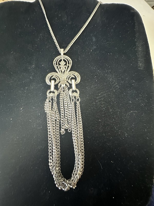 Vintage 1976 Sarah Coventry "Grecian" silver-tone tassel pendant necklace