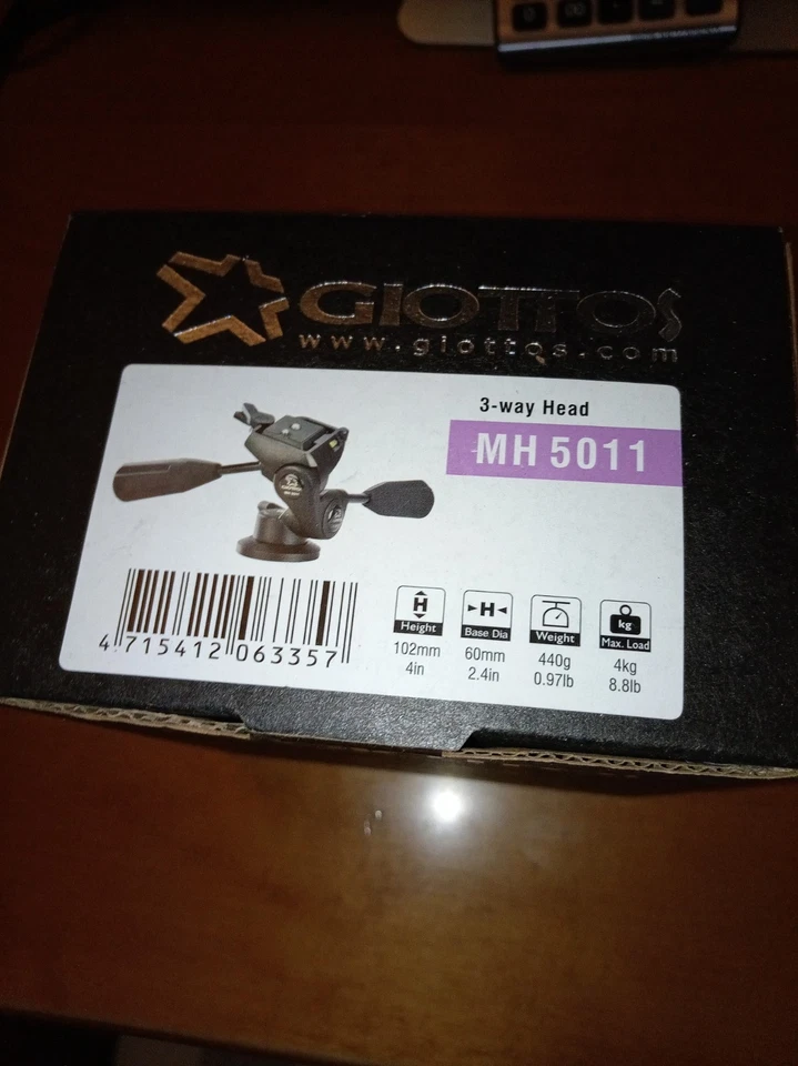 GIOTTOS Carbon Fibre Tripod incl GIOTTOS MH5011 Head system. Used . - Image 4 of 4