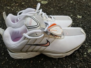 womens white nike shoes with pink swoosh