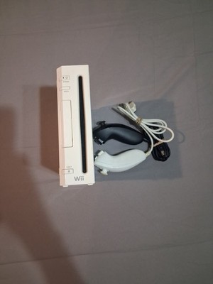 Wii Console Only, 2 Nunchucks
