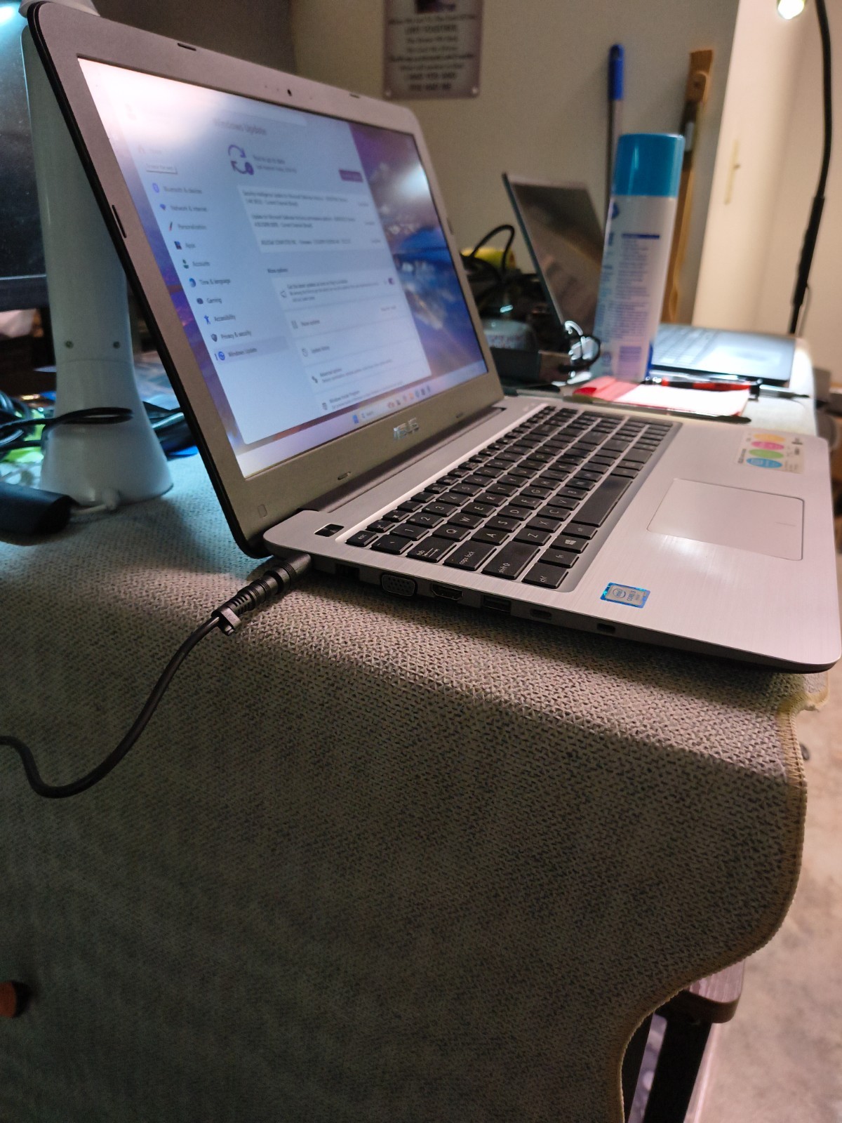 15.6" ASUS F556U i3-6100U, 12GB 250GB SAMSUNG EVO 850 SSD Win11Home