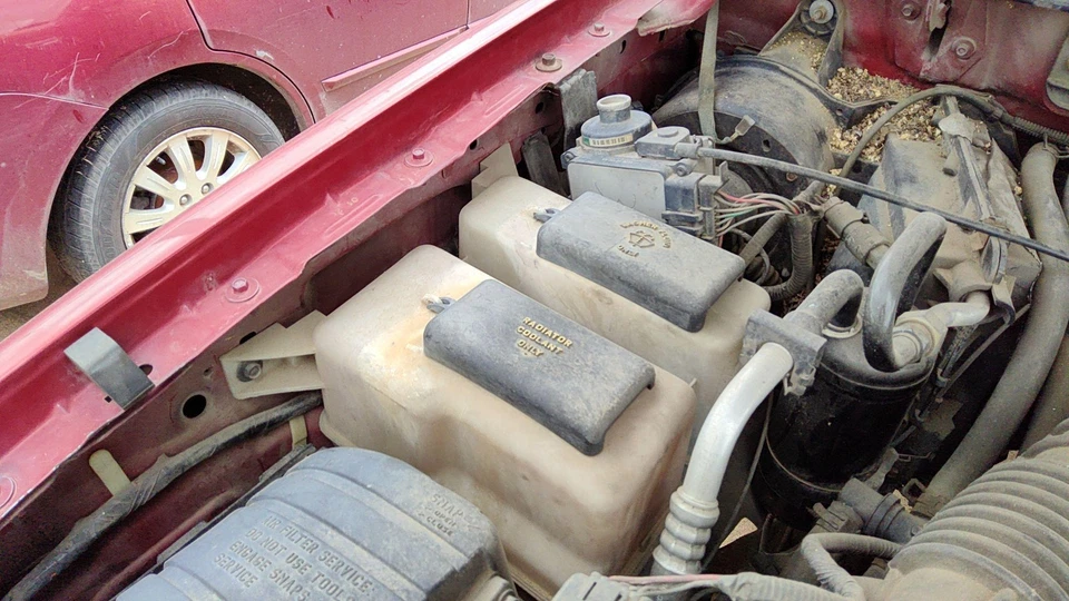 1998-2001 Mazda B2500 Windshield Washer Fluid Reservoir With Pump Oem Wiper Tank - Image 3 of 4