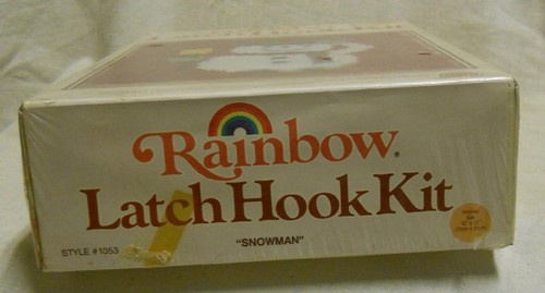 Rainbow Latch Hook Kit: Estilo #1053 MUÑECO DE NIEVE Diseñado por Betty Ann, 12 in x 12 - Imagen 6 de 9