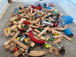 Holzeisenbahn und Weltraum Set mit Zügen Spaceshuttle und viel Zubehör