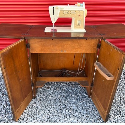 Sewing Machine w/ Cabinet Singer Deluxe Zig Zag 750 Golden Touch