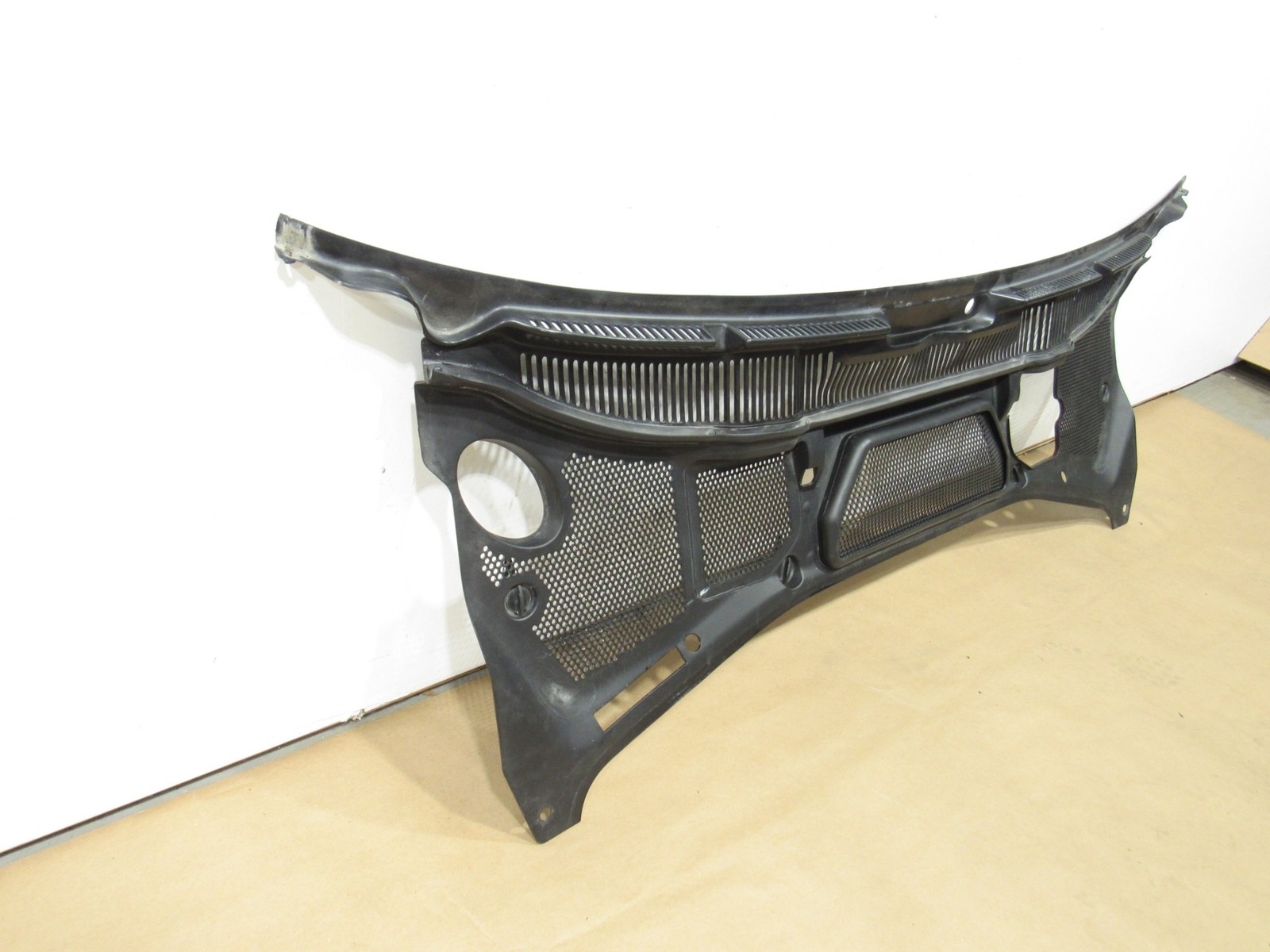 12-18 Bentley Continental GT W12 2015 Front Windshield Wiper Cowl Trim Cover ;A