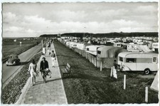 Foto-AK SAHLENBURG /CUXHAVEN Zeltplätze, Wohnwagen, Straße, VW Käfer 50er