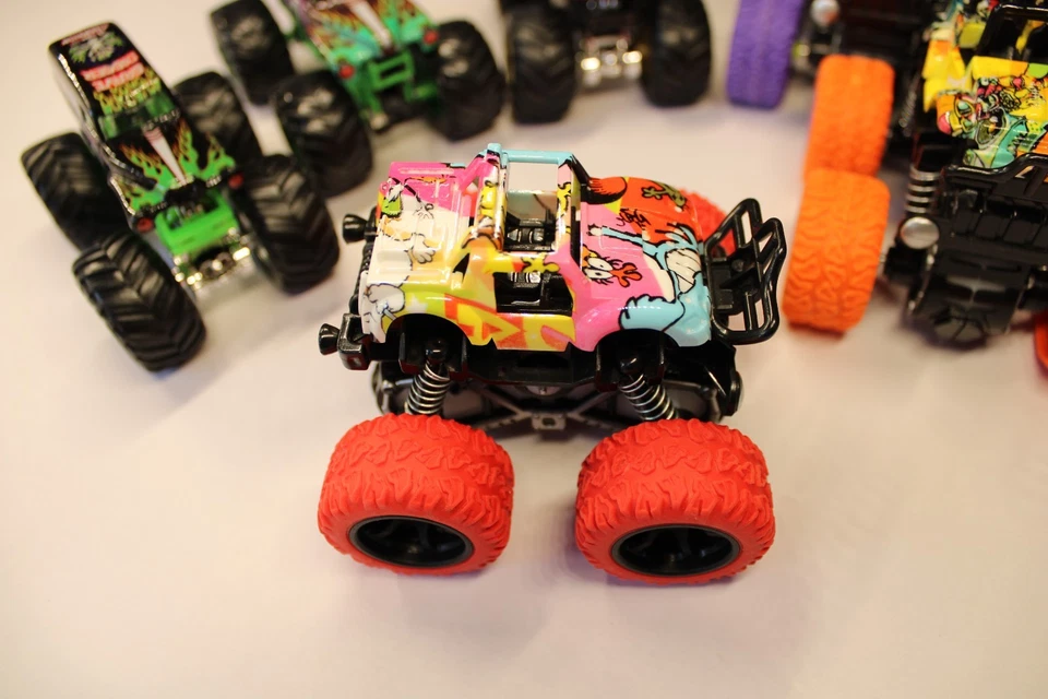 Lote Mixto De 6 Monster Truck Juguete Hot Wheels Mattel 2 Grave Diggers y Iron Man Foto 4 de 4