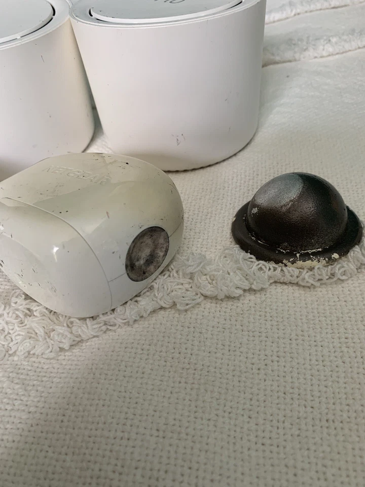 LOT OF 4 (2) Netgear Arlo VMC3030 (2) Netgear VMB3500 Base Station PARTS ONLY - Image 4 of 4