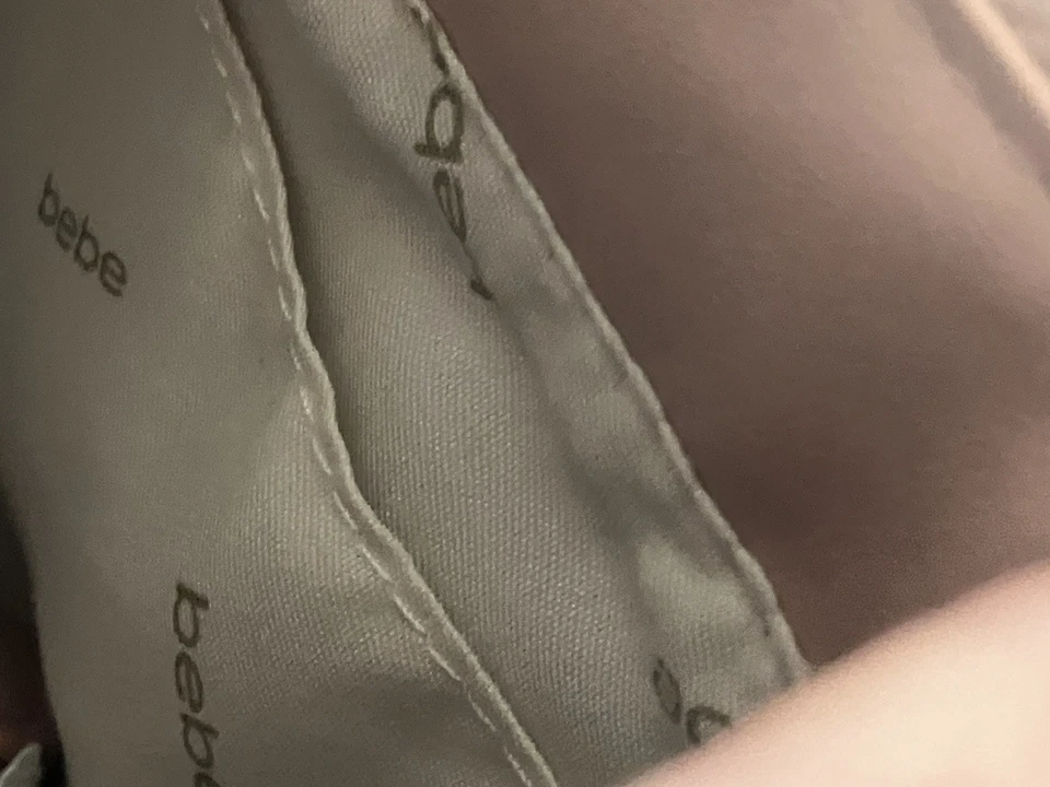 Bolso de mano Bebe nuevo con etiquetas precio de venta sugerido por el fabricante: $99 Foto 3 de 4