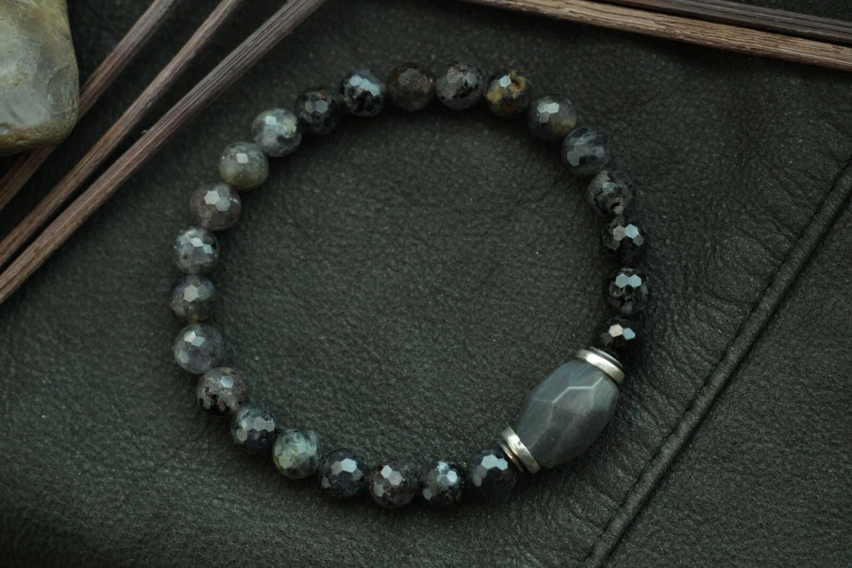 Pulsera para hombre con Iolita y piedra solar negra y elementos de plata de ley hechos a mano Foto 3 de 4