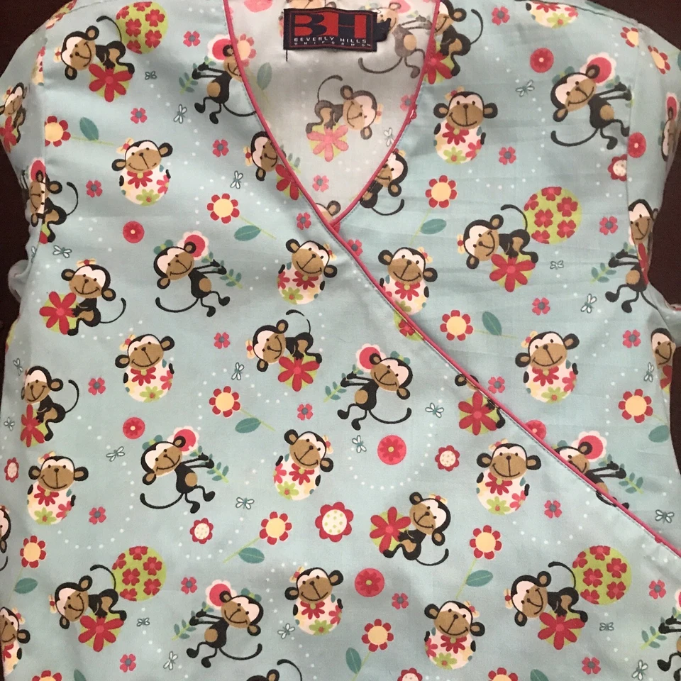 Blusa Médica Beverly Hills para Mujer Talla Mediana. Azul claro con ribete de mono y rosa Foto 2 de 3
